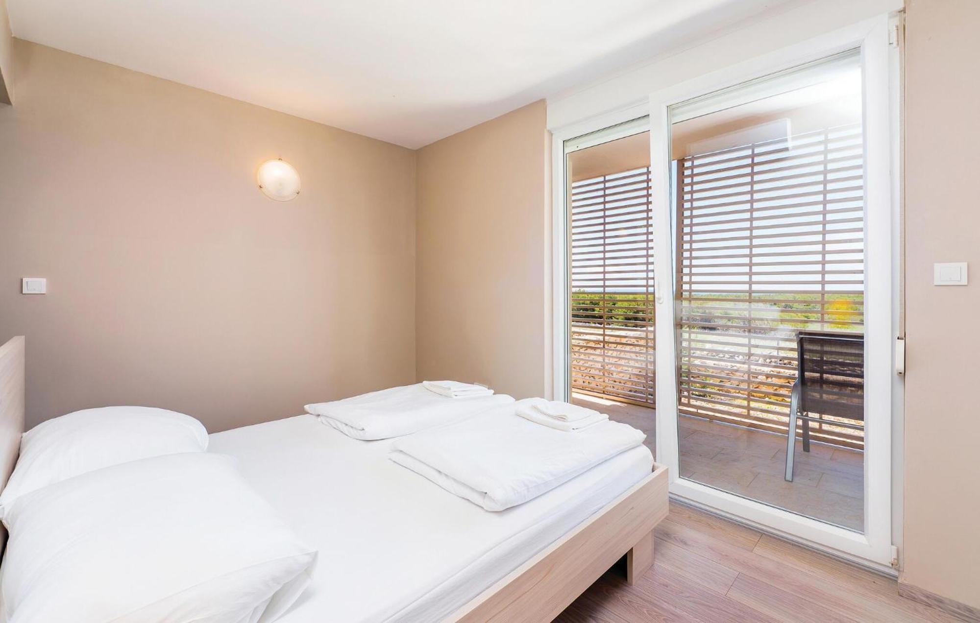 Pet Friendly Apartment In Povljana With Kitchen Luaran gambar