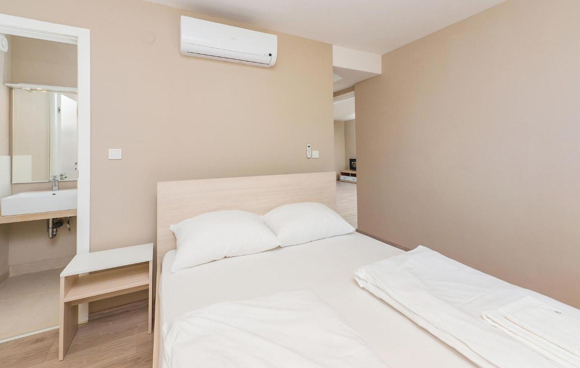 Pet Friendly Apartment In Povljana With Kitchen Luaran gambar